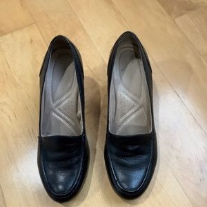 Naturalizer leather pumps, size 6.5, 2.5” block heel